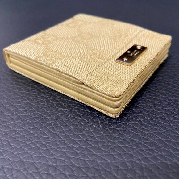 Auth. Gucci Compact Mirror GG Monogram Gold – Rare HTF – Luxury Travel Accessory - Picture 5 of 9